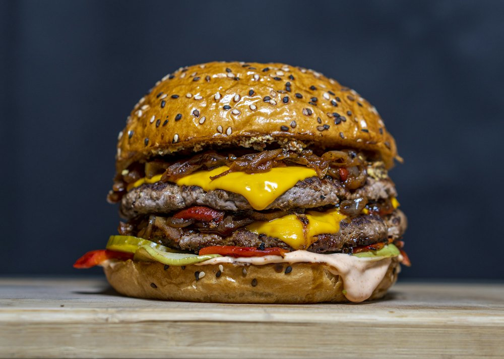 Burger dua patty dengan keju leleh dan bawang karamel
