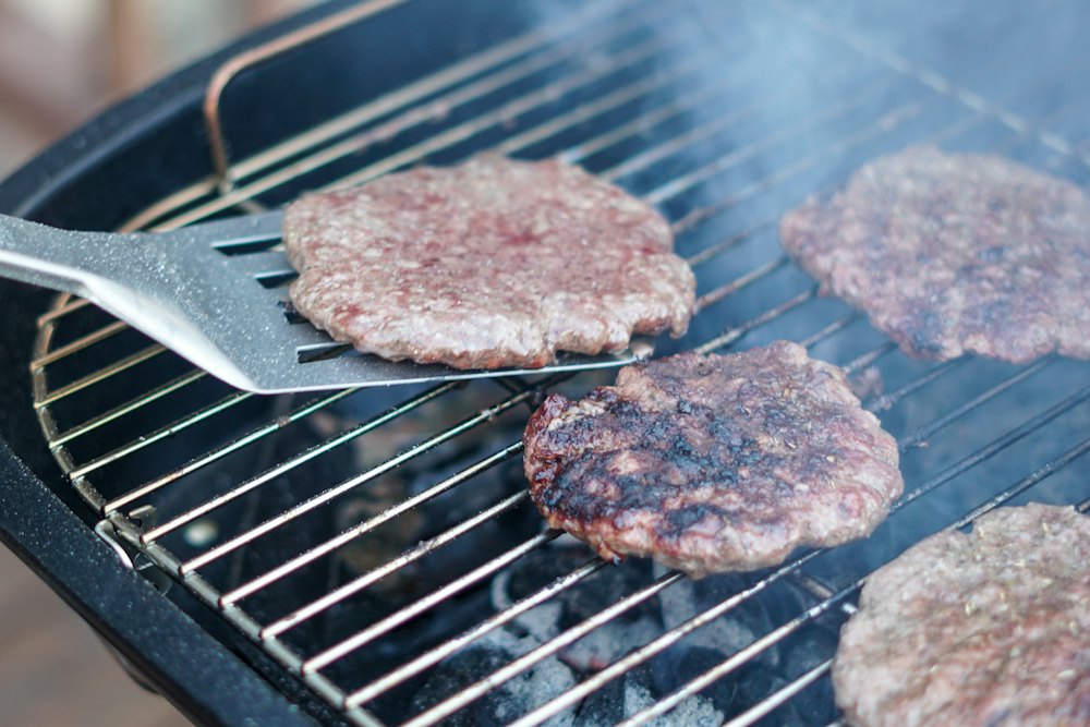 Patty burger dipanggang di atas panggangan